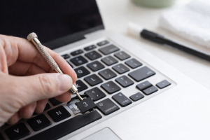 Semplici istruzioni su come rimuovere i tasti dal laptop